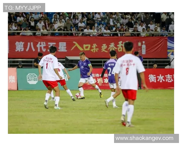 男生谈论足球明星的魅力与影响力探讨